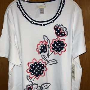 NWT Alfred Dunner 1X White Short Sleeve Top Featuring Navy & Pink Flowers, Studs